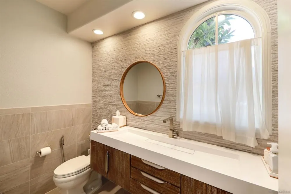 9760 Claiborne Sq La Jolla, CA 92037
