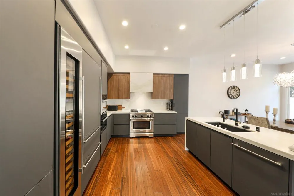 9760 Claiborne Sq La Jolla, CA 92037