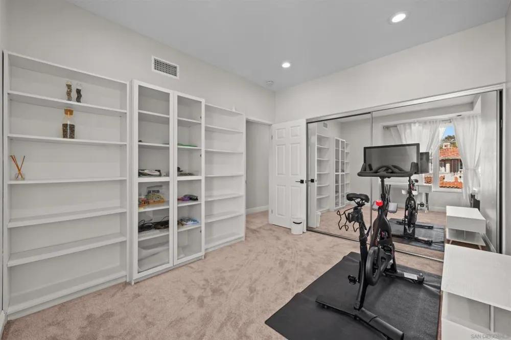 9760 Claiborne Sq La Jolla, CA 92037