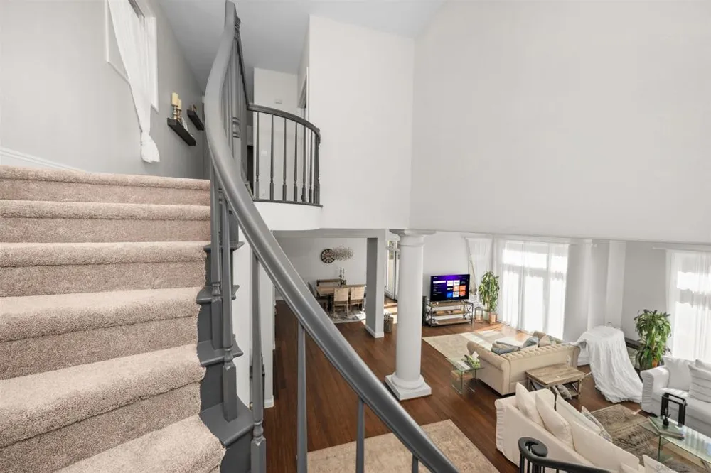 9760 Claiborne Sq La Jolla, CA 92037