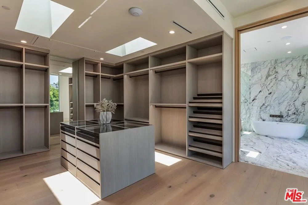 634 Moreno Avenue Los Angeles, CA 90049