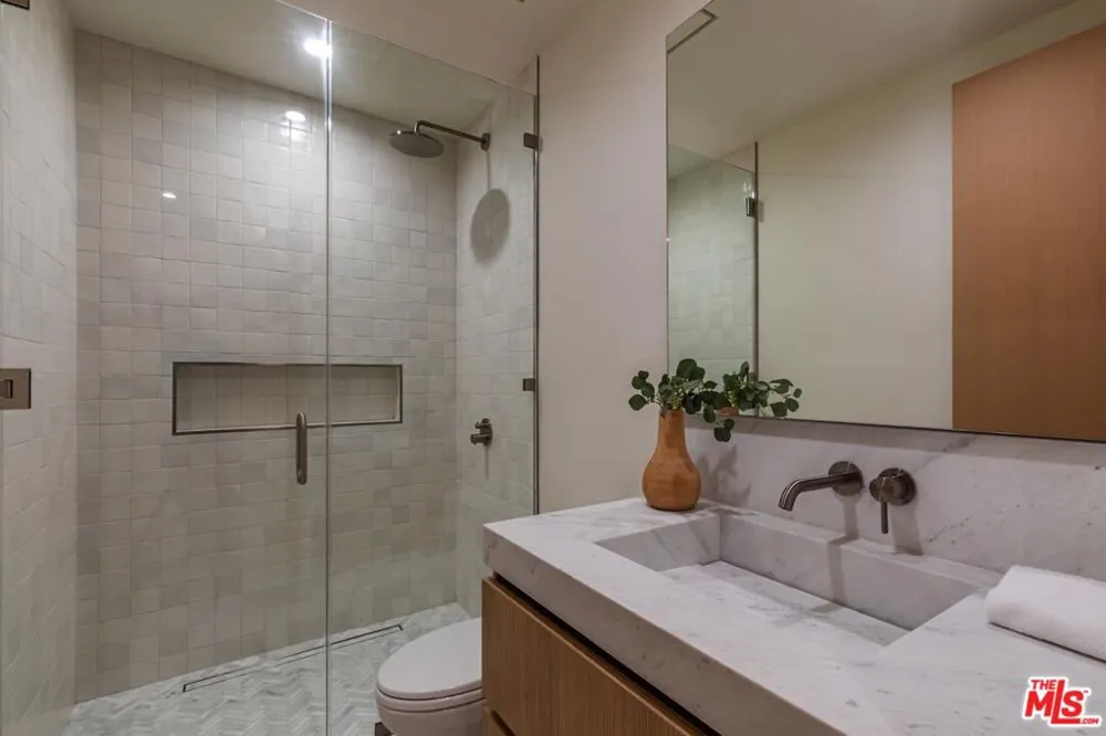 634 Moreno Avenue Los Angeles, CA 90049