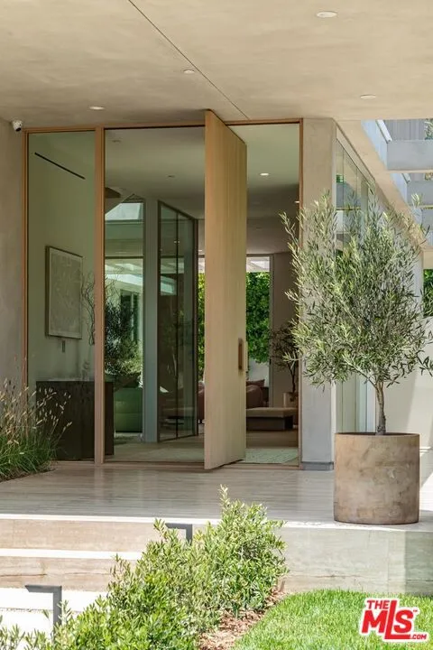 634 Moreno Avenue Los Angeles, CA 90049