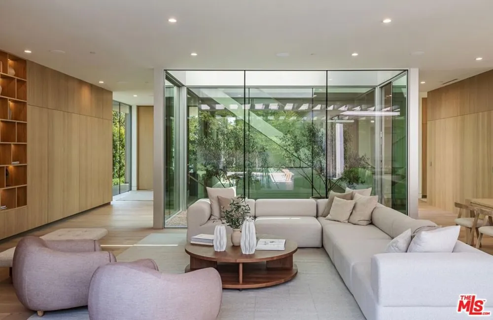 634 Moreno Avenue Los Angeles, CA 90049