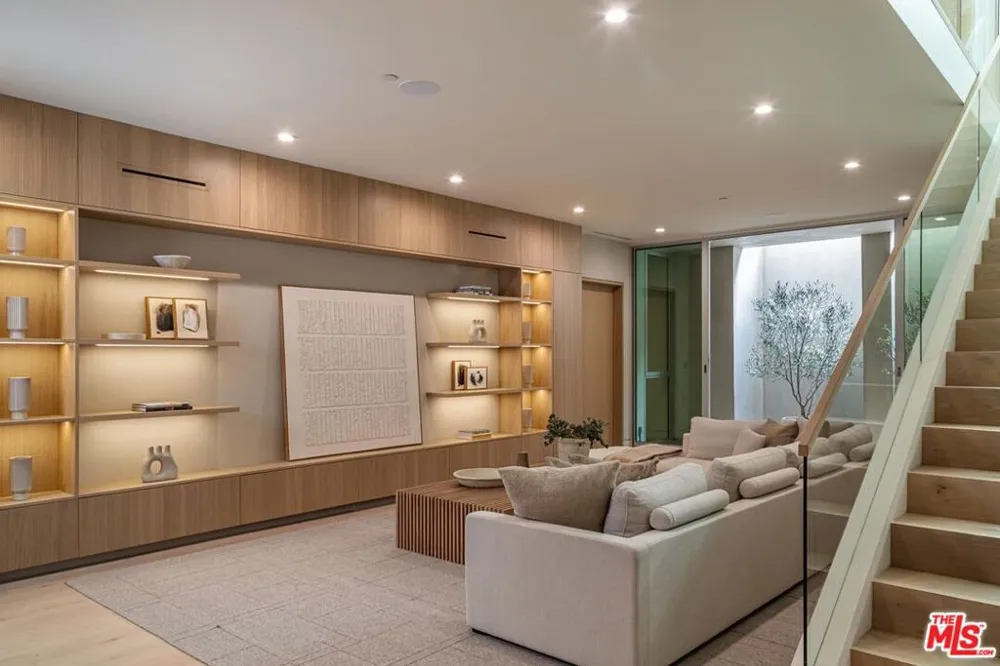 634 Moreno Avenue Los Angeles, CA 90049