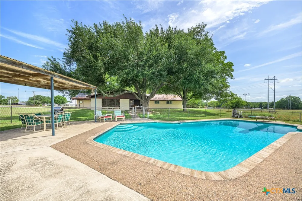 1226 E US Highway 90 Flatonia, TX 78941