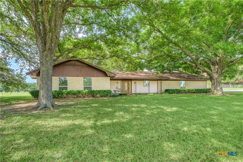 1226 E US Highway 90 Flatonia, TX 78941