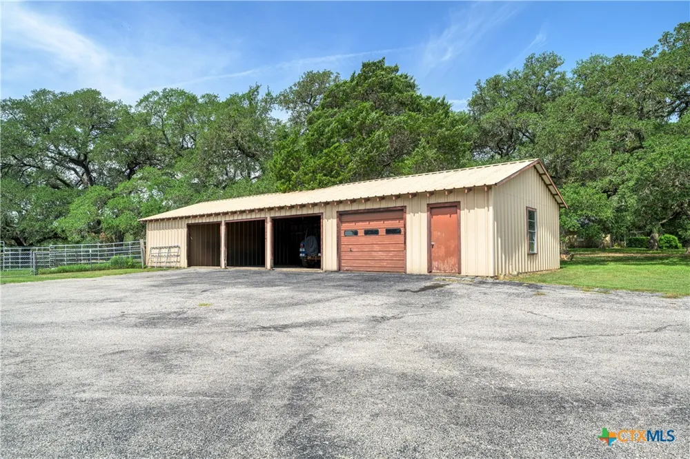 1226 E US Highway 90 Flatonia, TX 78941