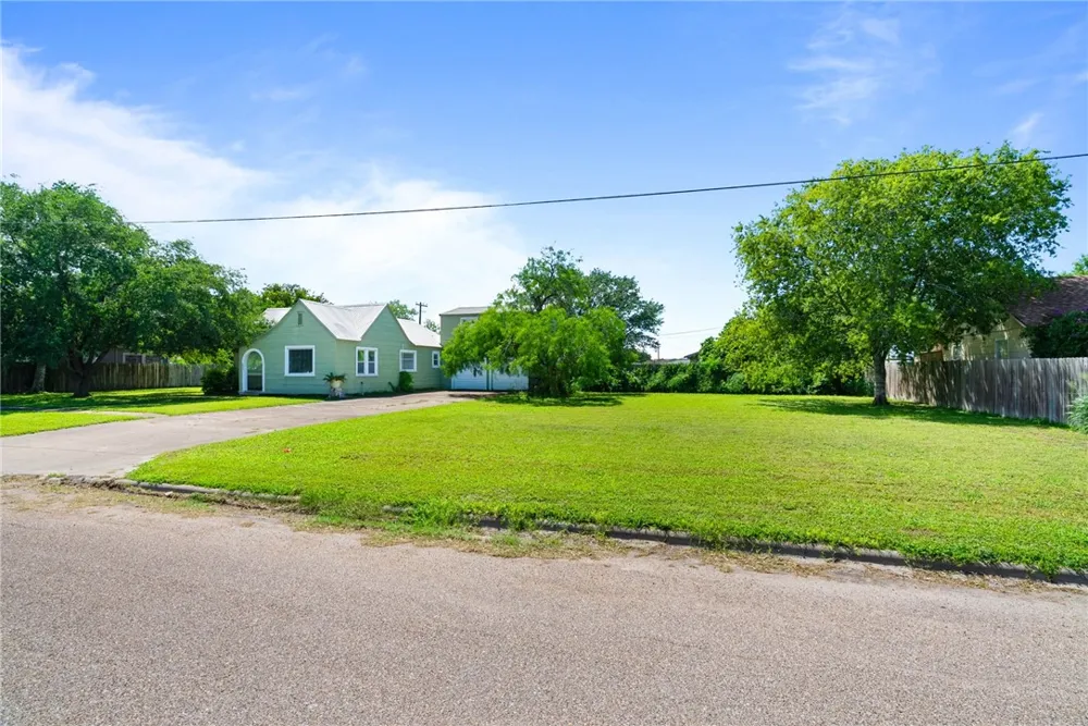 805 Cook Odem, TX 78370