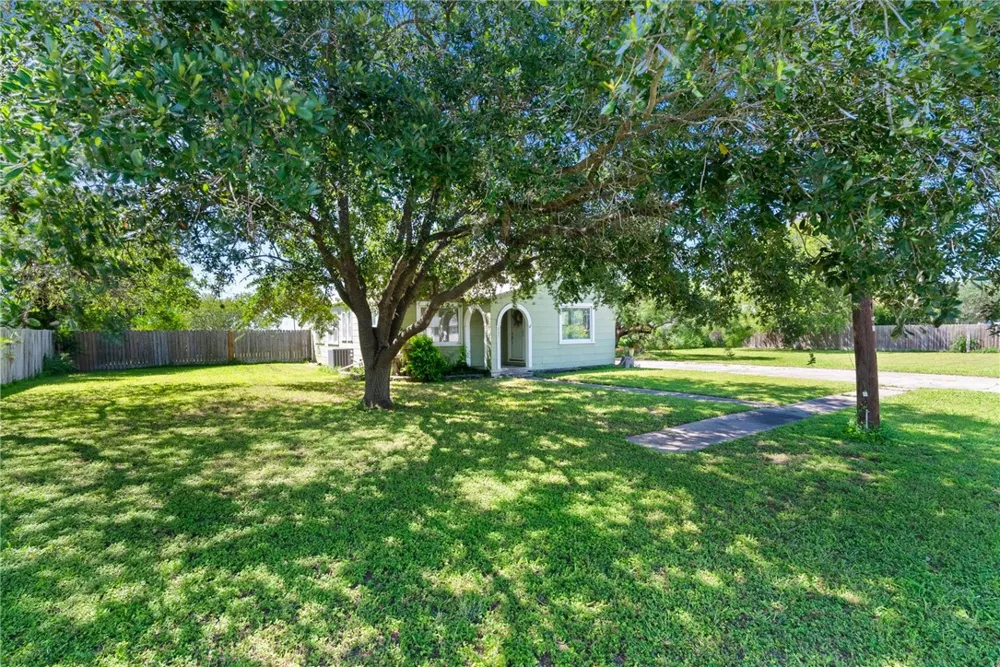 805 Cook Odem, TX 78370