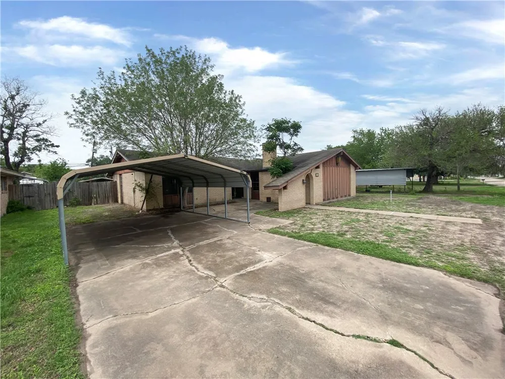 908 Fannin Street George West, TX 78022