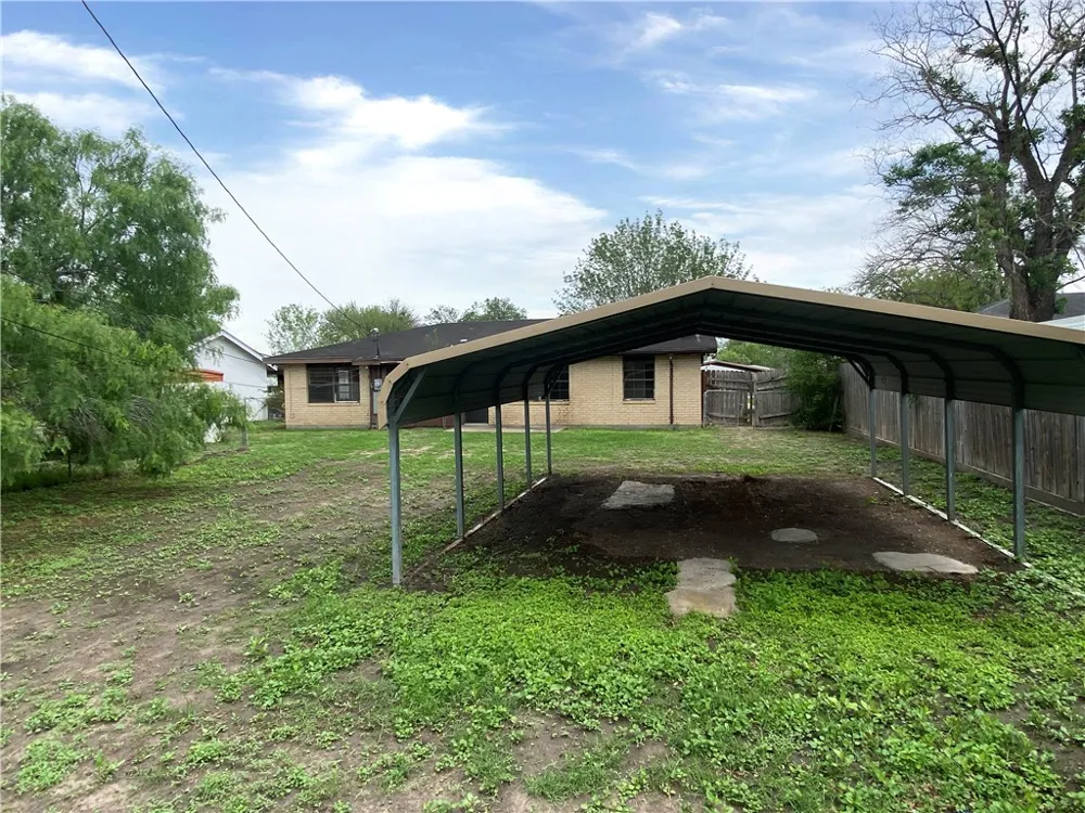 908 Fannin Street George West, TX 78022
