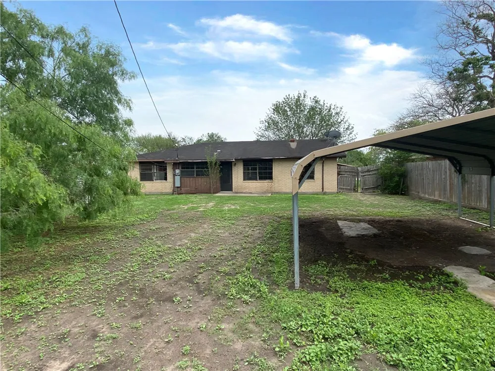 908 Fannin Street George West, TX 78022