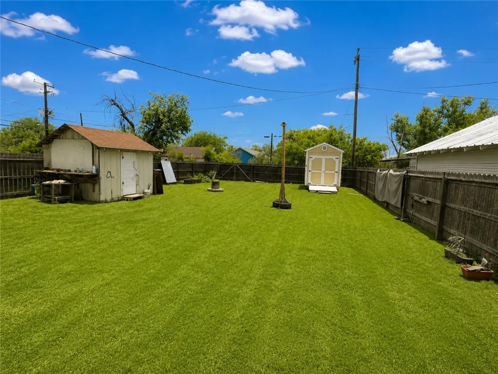 542 Mcintyre Avenue Taft, TX 78390