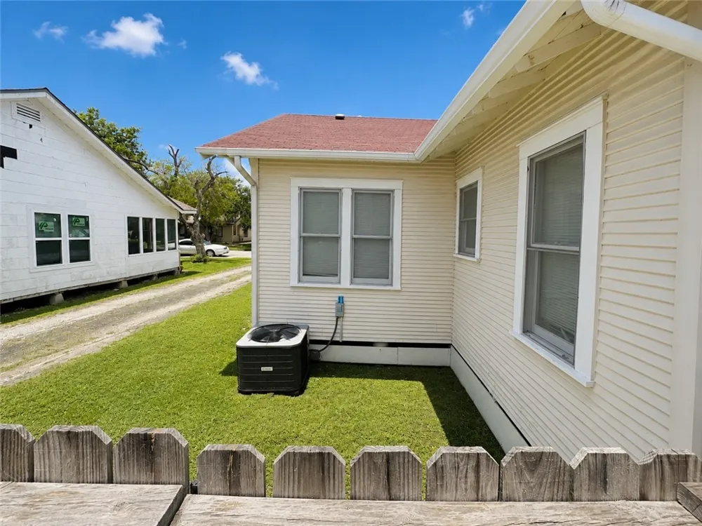 542 Mcintyre Avenue Taft, TX 78390
