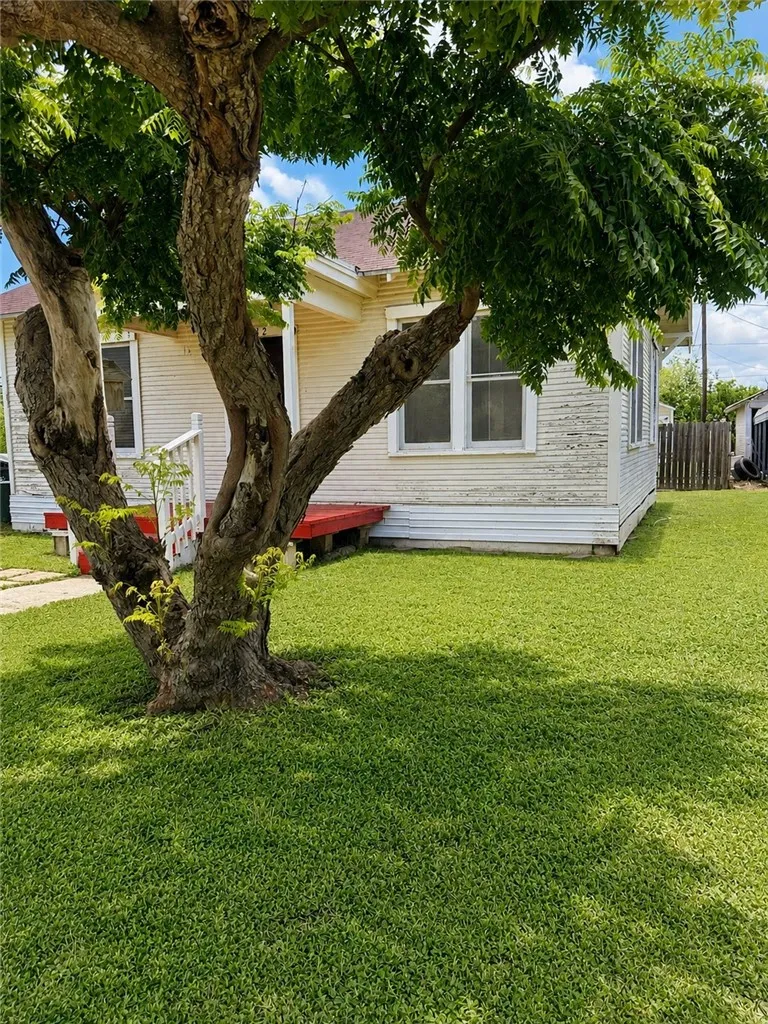 542 Mcintyre Avenue Taft, TX 78390