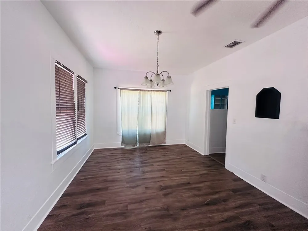 542 Mcintyre Avenue Taft, TX 78390