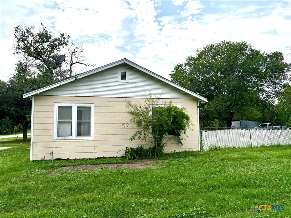 314 E North Street Goliad, TX 77963