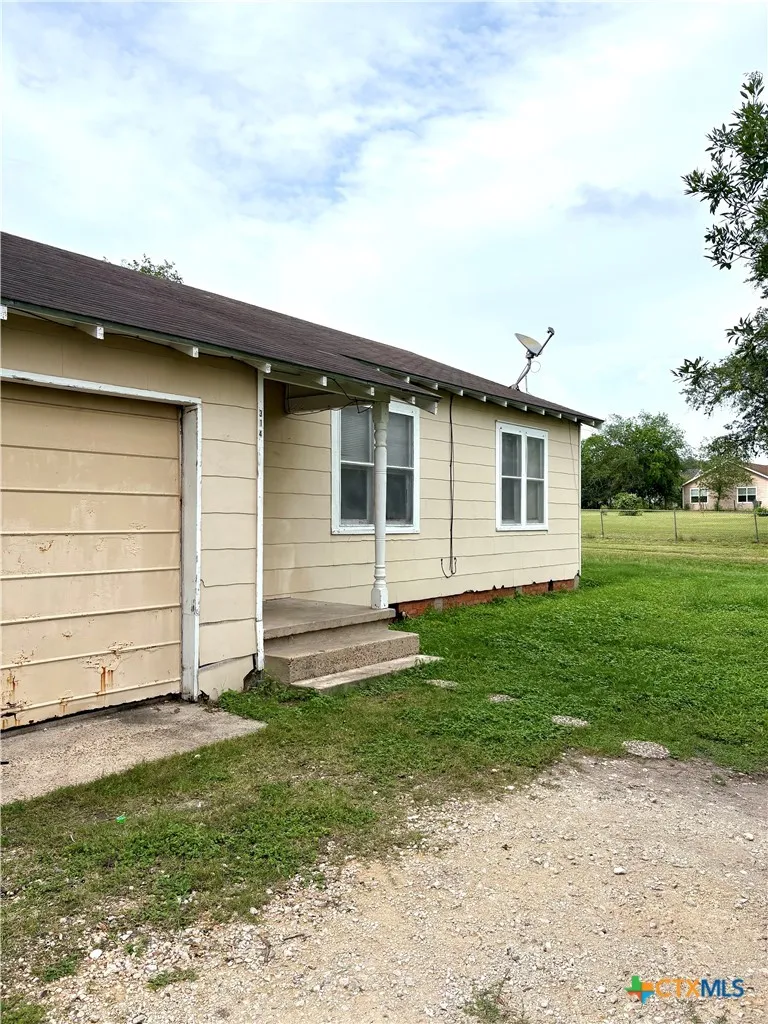 314 E North Street Goliad, TX 77963