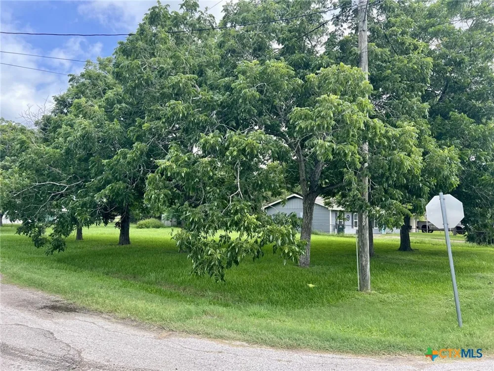 402 Hurst Edna, TX 77957