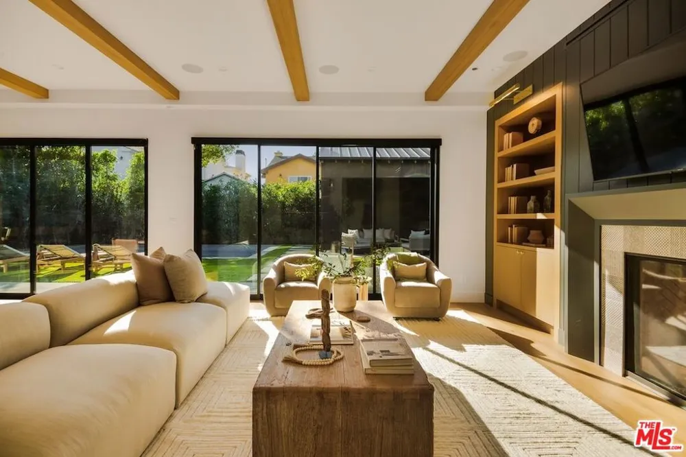 4261 Denny Avenue Toluca Lake, CA 91602