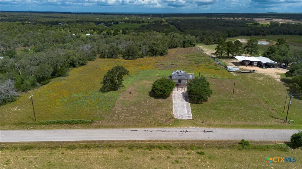 84 Longhorn Road Stockdale, TX 78160