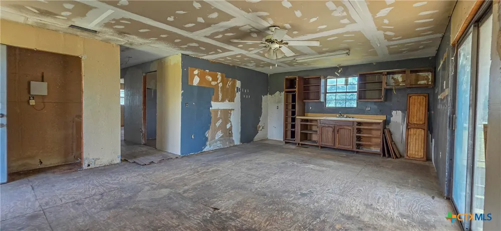 84 Longhorn Road Stockdale, TX 78160