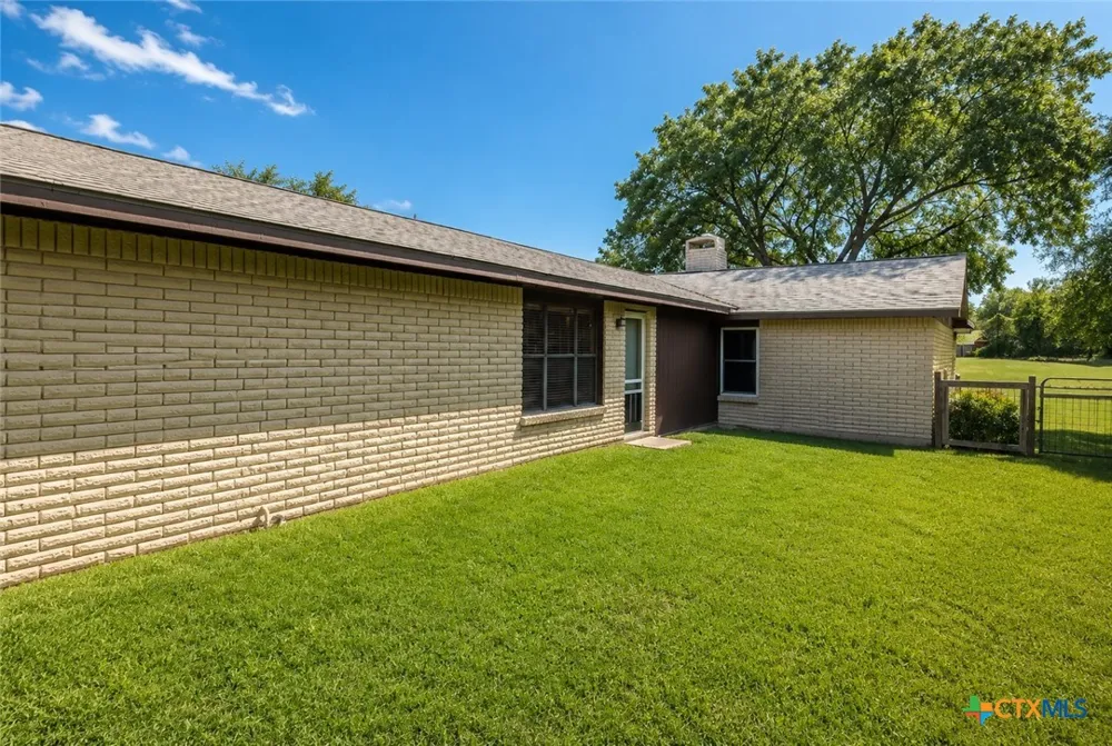 110 Live Oak Street Gonzales, TX 78629