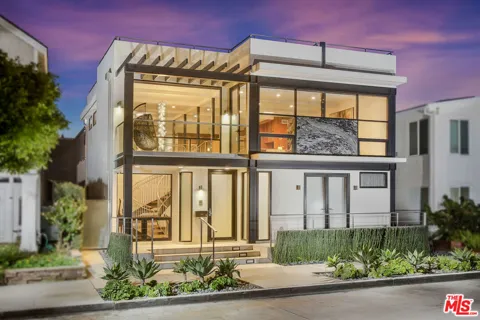 2105 E Balboa Boulevard