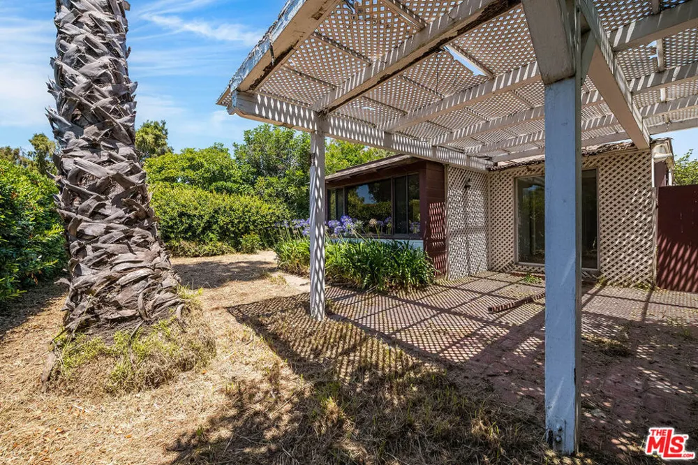 10058 Valley Spring Lane Toluca Lake, CA 91602