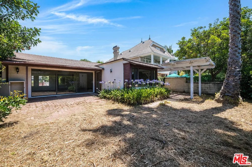 10058 Valley Spring Lane Toluca Lake, CA 91602