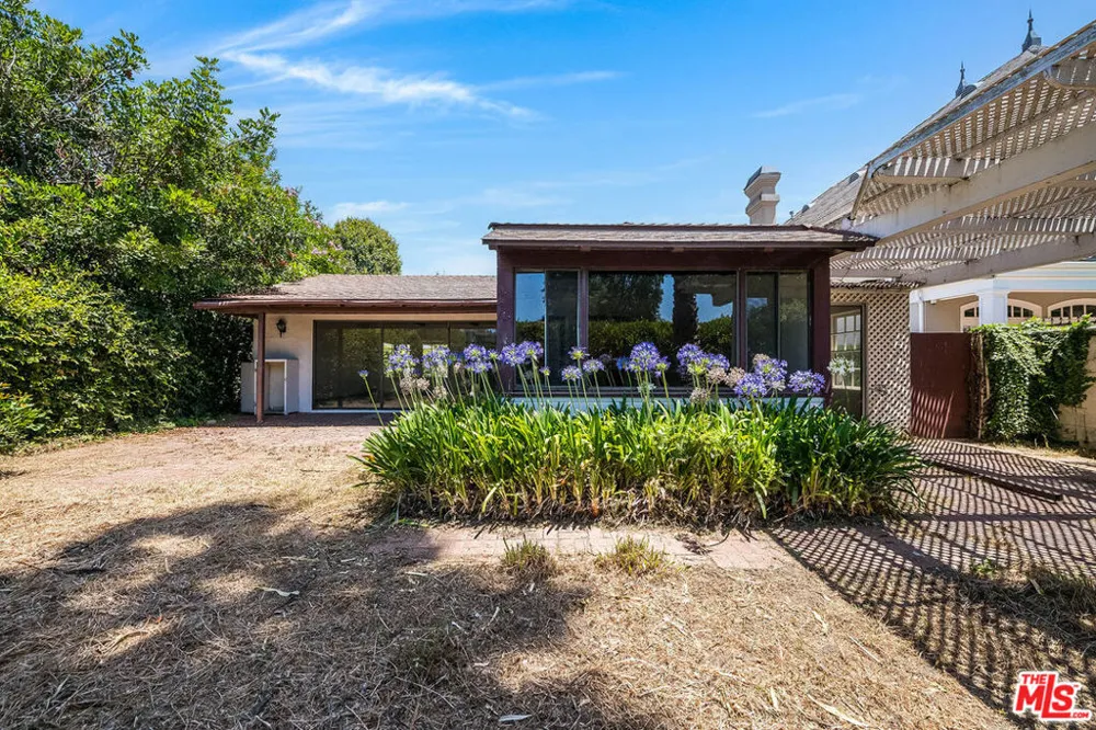 10058 Valley Spring Lane Toluca Lake, CA 91602
