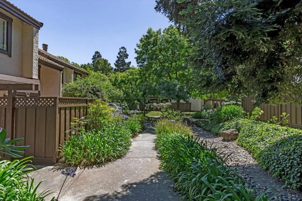 1525 Tyler Park Way Mountain View, CA 94040