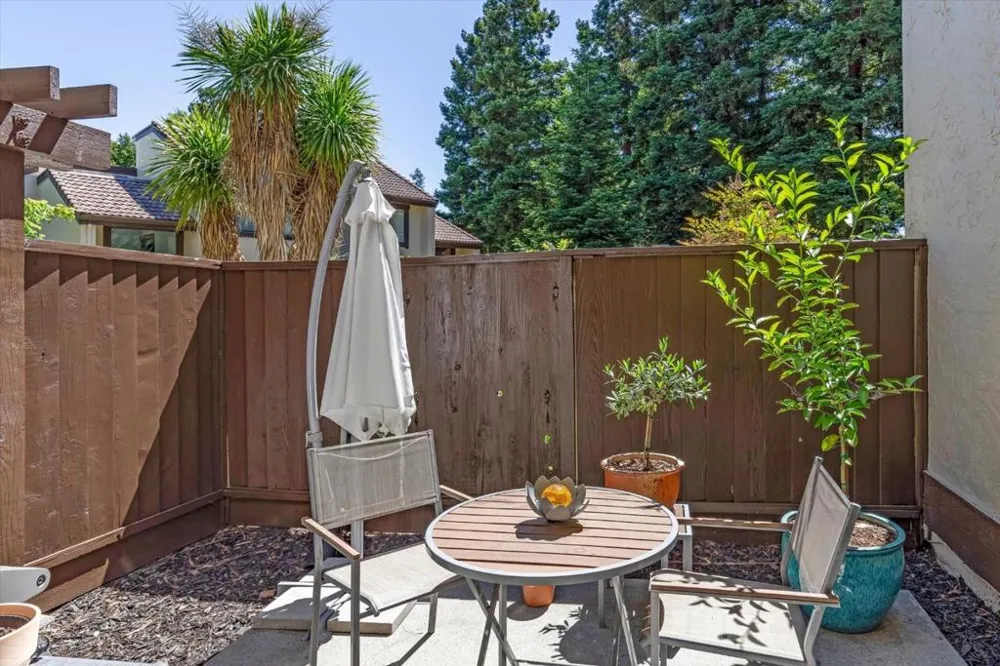1525 Tyler Park Way Mountain View, CA 94040