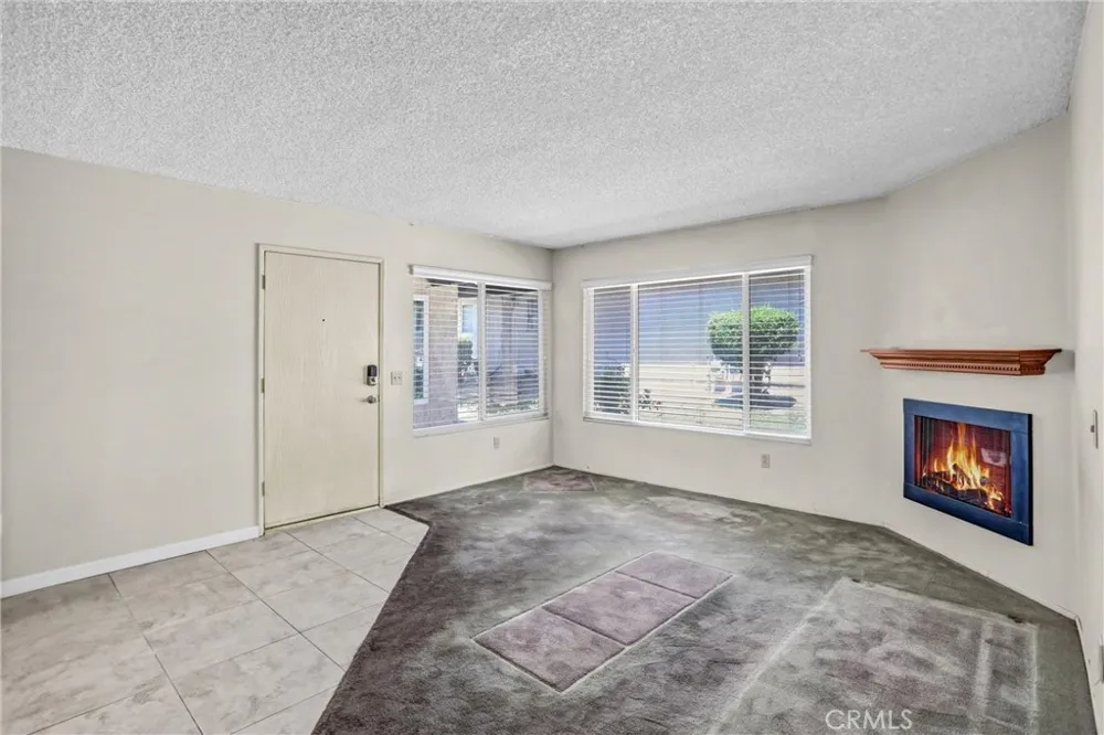 2891 Canyon Crest #15 Riverside, CA 92507