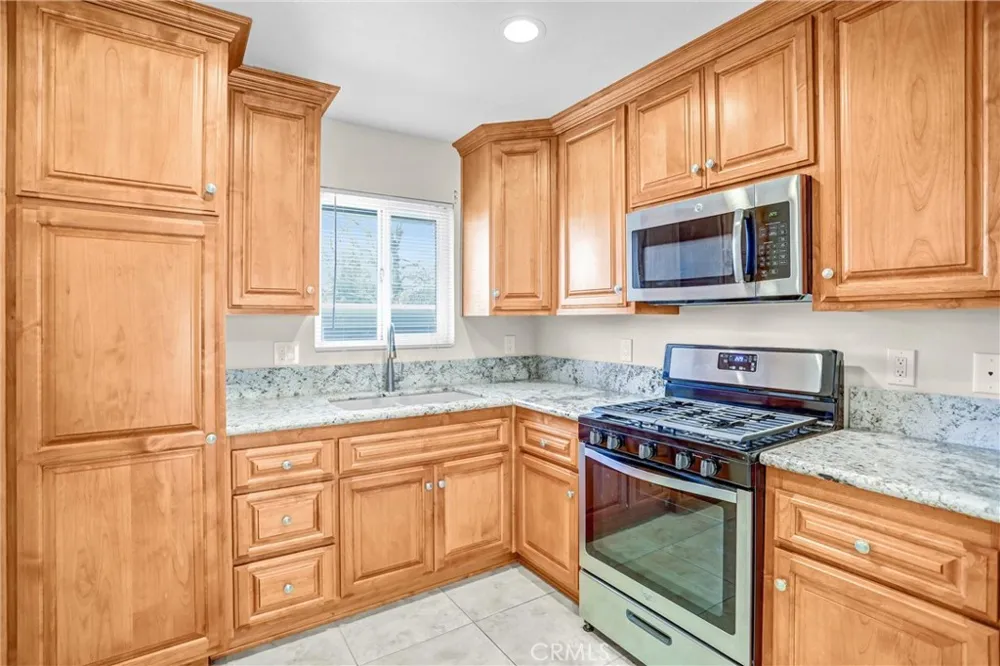 2891 Canyon Crest #15 Riverside, CA 92507