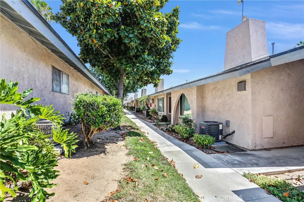 2891 Canyon Crest #15 Riverside, CA 92507