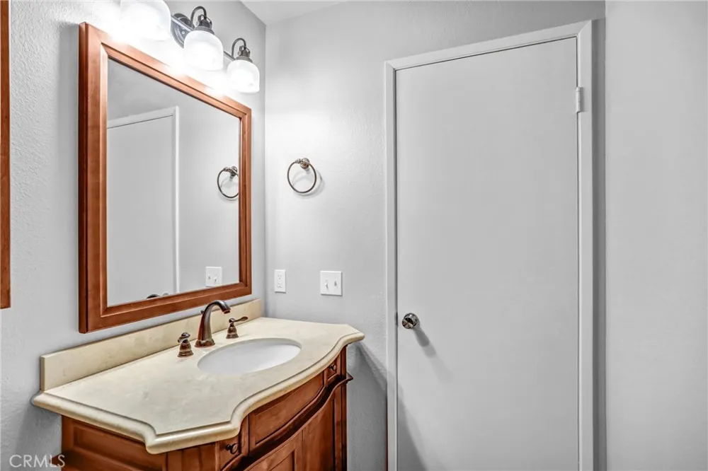 2891 Canyon Crest #15 Riverside, CA 92507