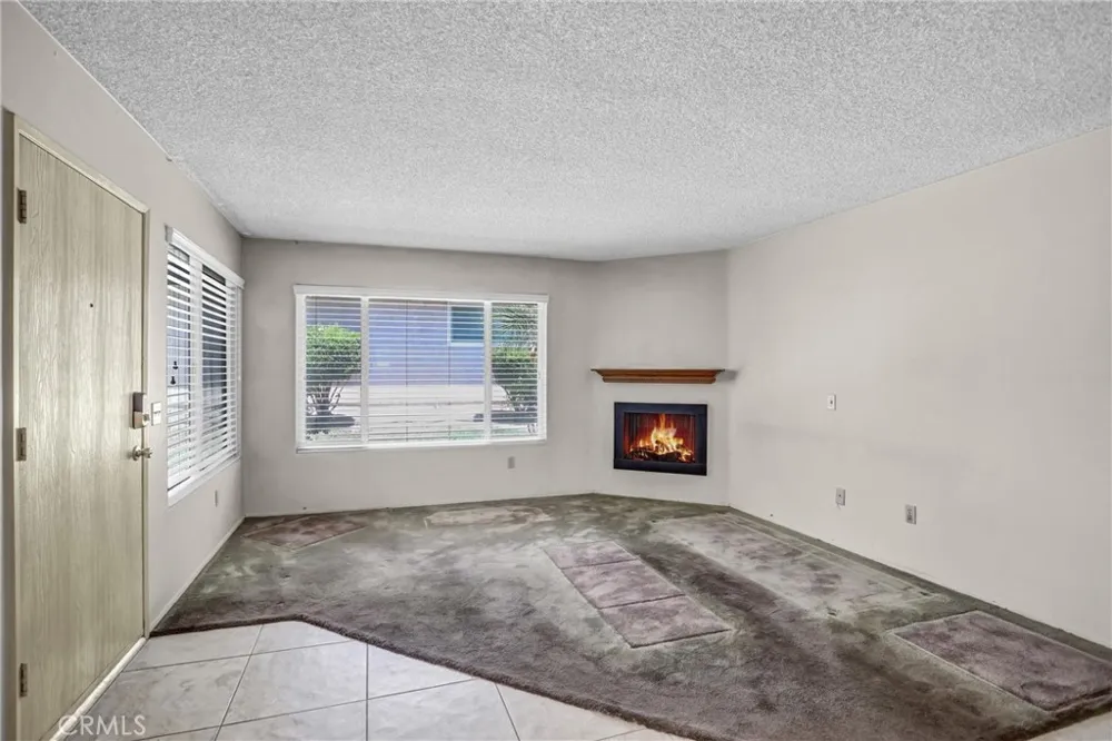 2891 Canyon Crest #15 Riverside, CA 92507