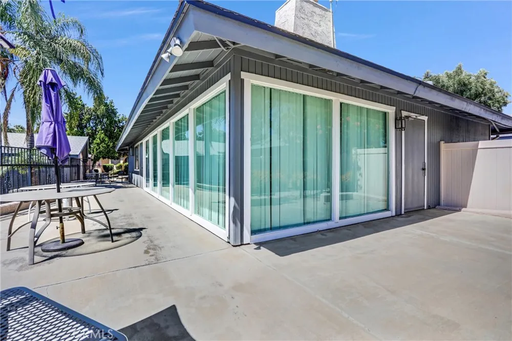 2891 Canyon Crest #15 Riverside, CA 92507