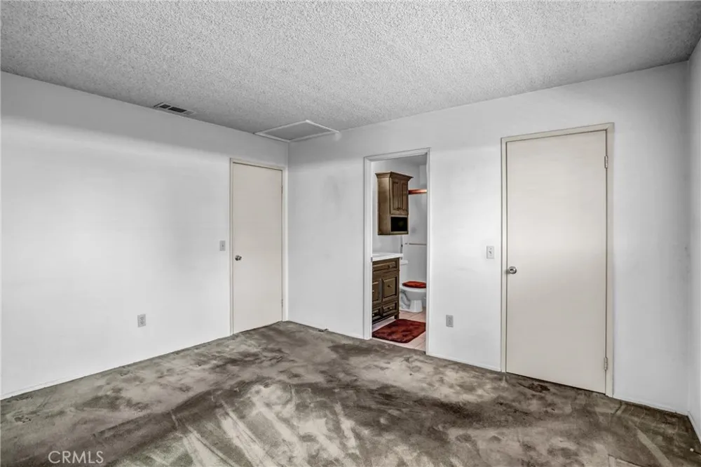 2891 Canyon Crest #15 Riverside, CA 92507
