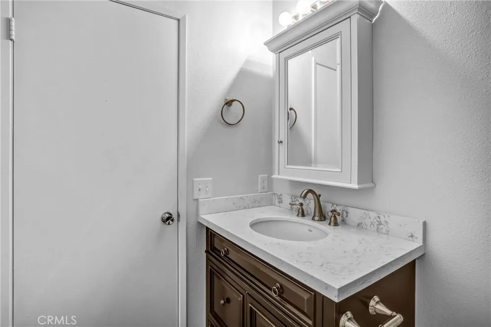 2891 Canyon Crest #15 Riverside, CA 92507