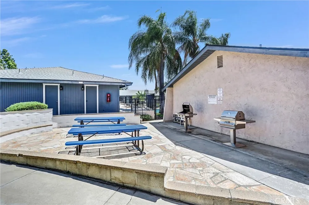 2891 Canyon Crest #15 Riverside, CA 92507