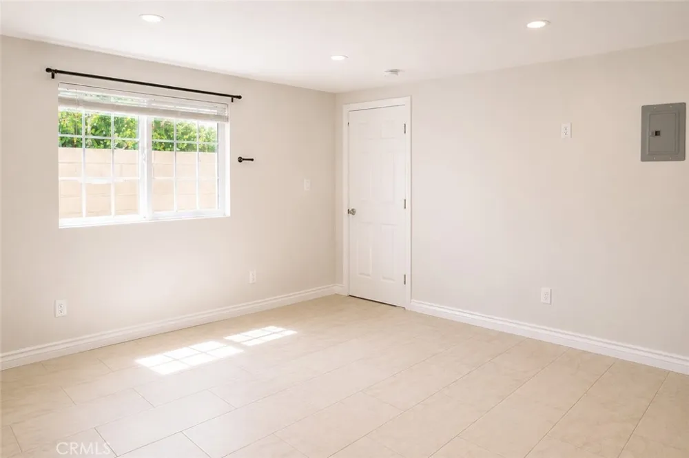 17144 Burton Street Lake Balboa, CA 91406