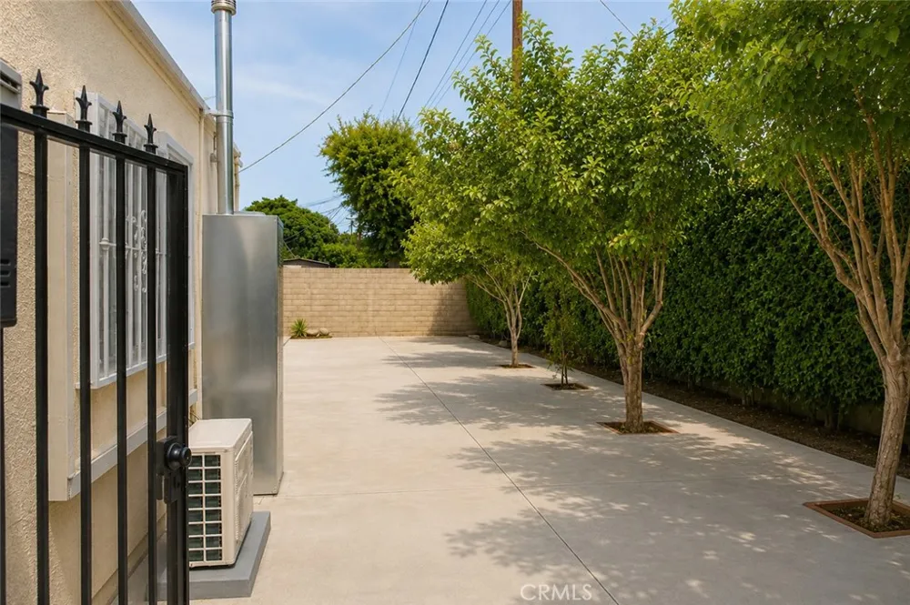 17144 Burton Street Lake Balboa, CA 91406