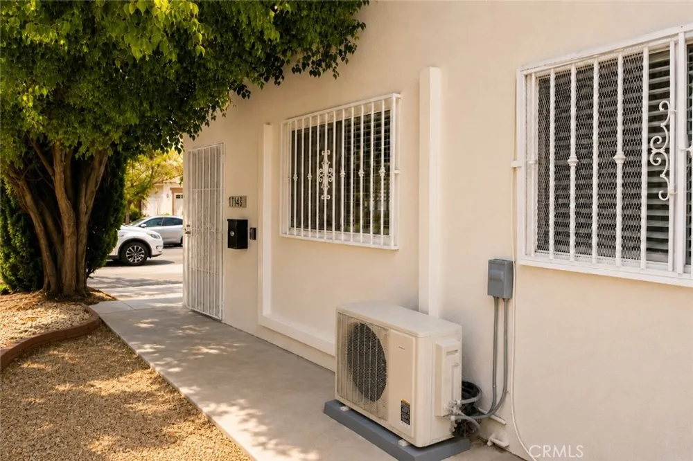 17144 Burton Street Lake Balboa, CA 91406