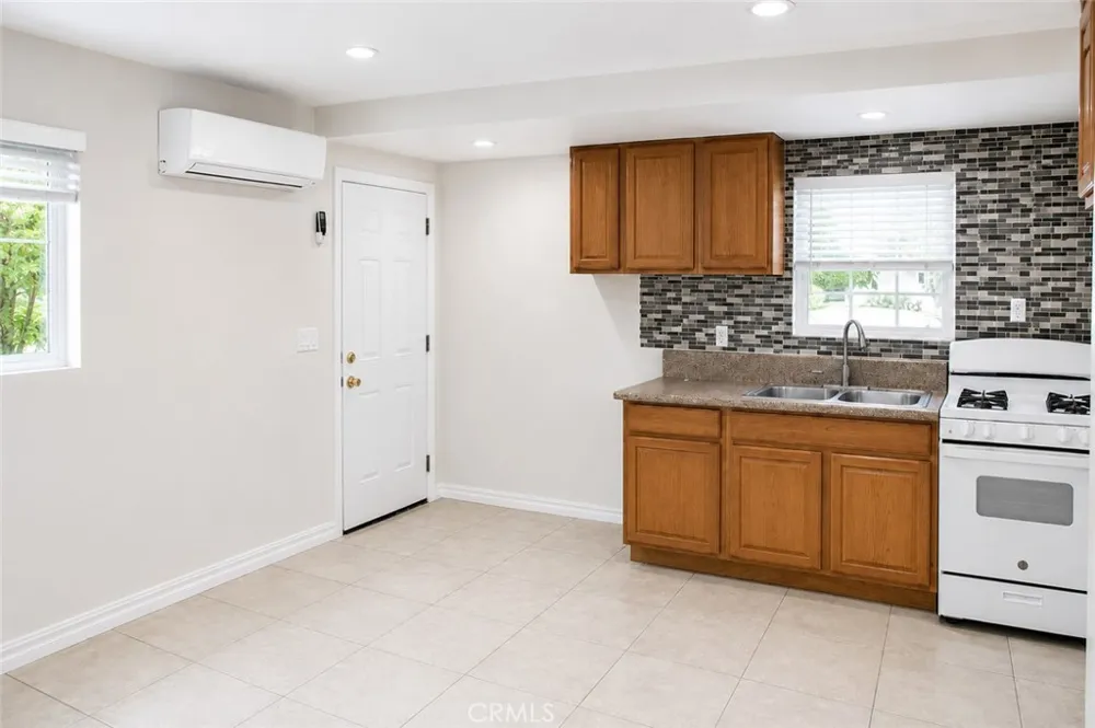 17144 Burton Street Lake Balboa, CA 91406
