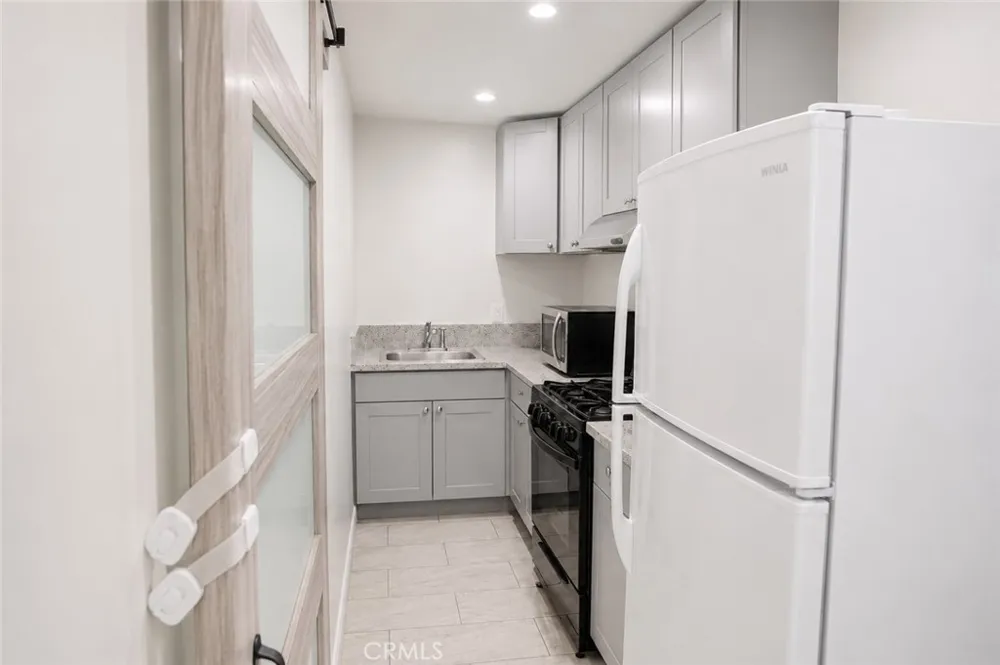 17144 Burton Street Lake Balboa, CA 91406