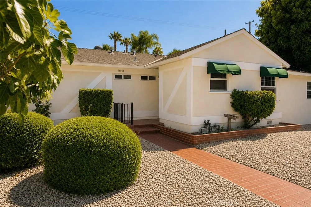 17144 Burton Street Lake Balboa, CA 91406