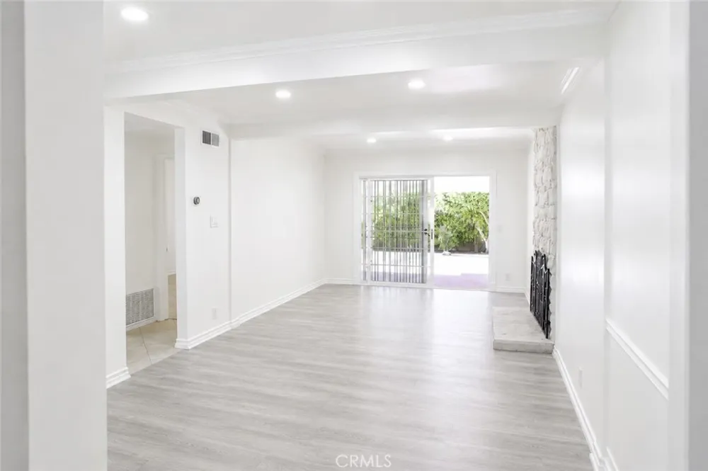 17144 Burton Street Lake Balboa, CA 91406